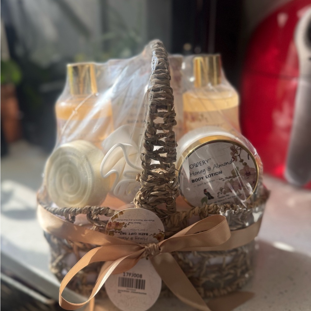 Honey Almond spa Gift Set